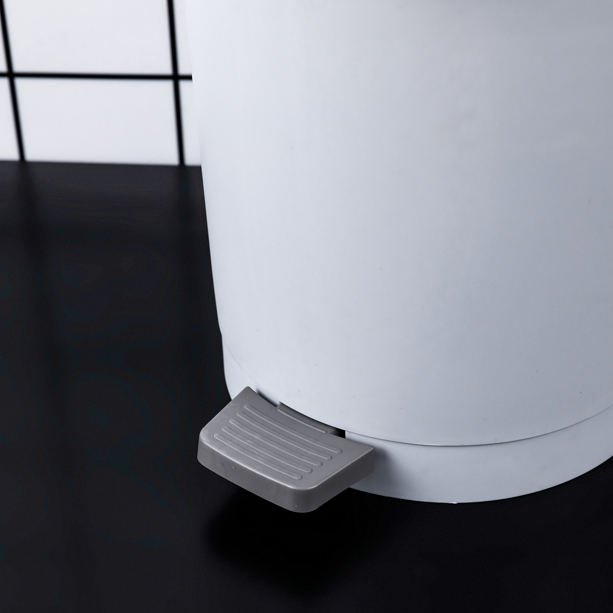 Пластиковые мусорные баки